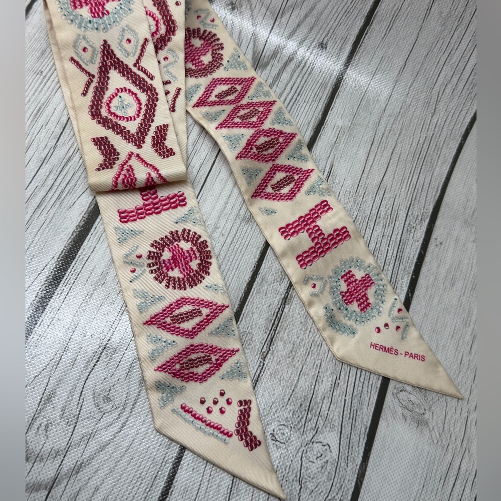 PRE LOVED Hermes 100% Silk Kelly en Perles Scarf Twilly